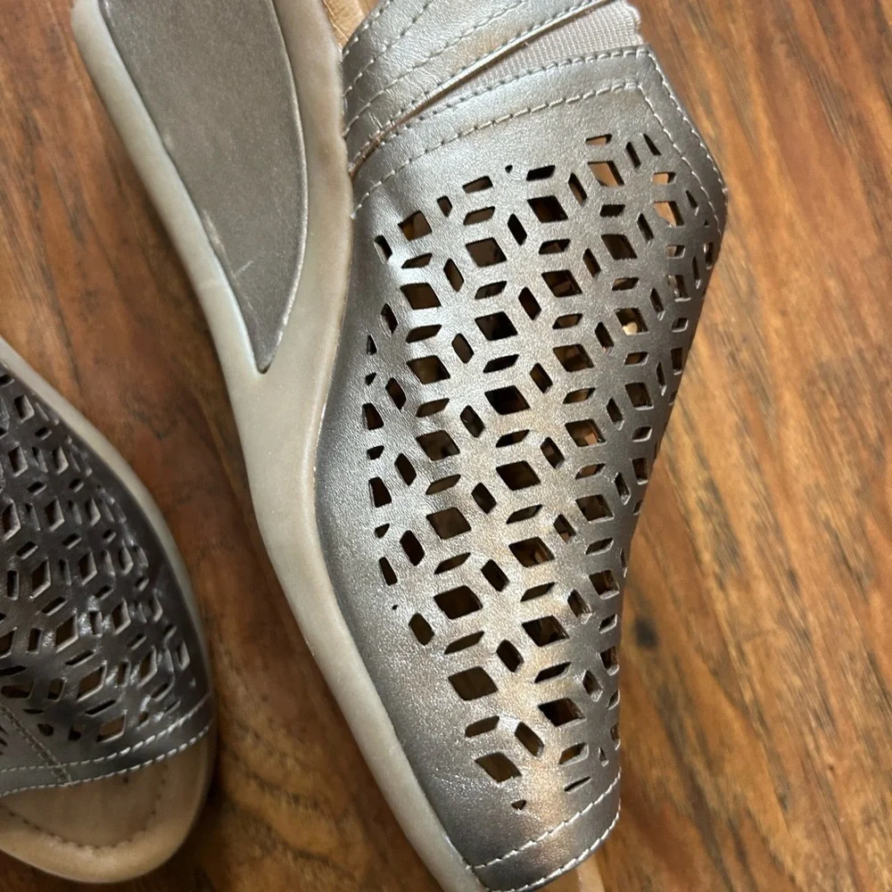 Stylish Women's Silver Wedge Sandals - Picture 2 of 7